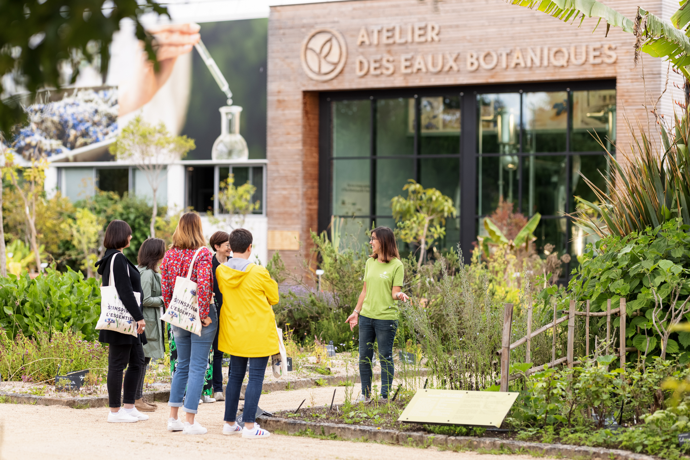 Visite guidée des jardins botaniques à La Gacilly devant l’Atelier des Eaux Botaniques, découverte des plantes et de la cosmétique végétale – Destination Yves Rocher