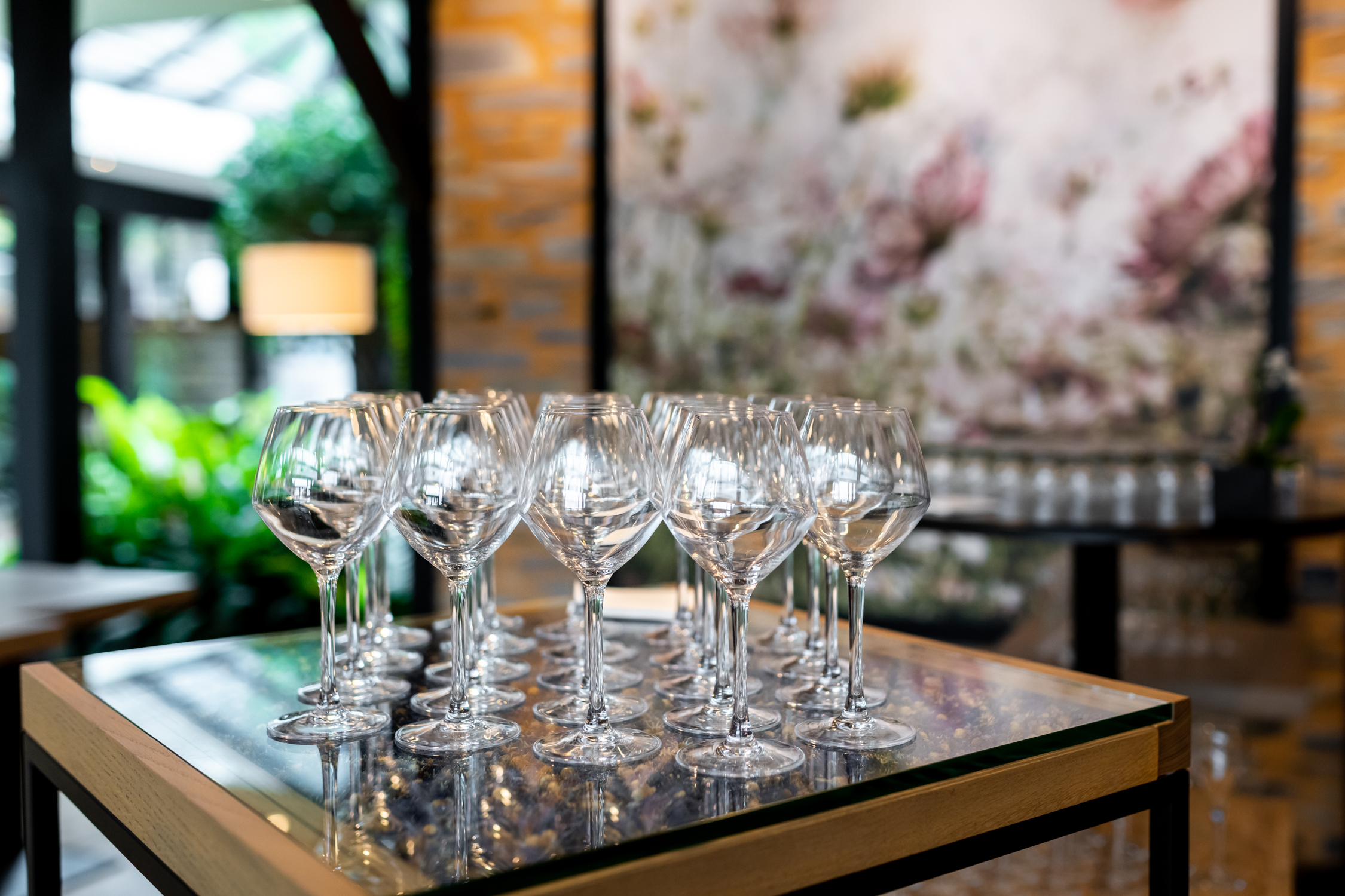 Table de verres à vin élégamment disposés dans un espace lumineux en Bretagne, ambiance raffinée pour un événement à La Gacilly – Destination Yves Rocher