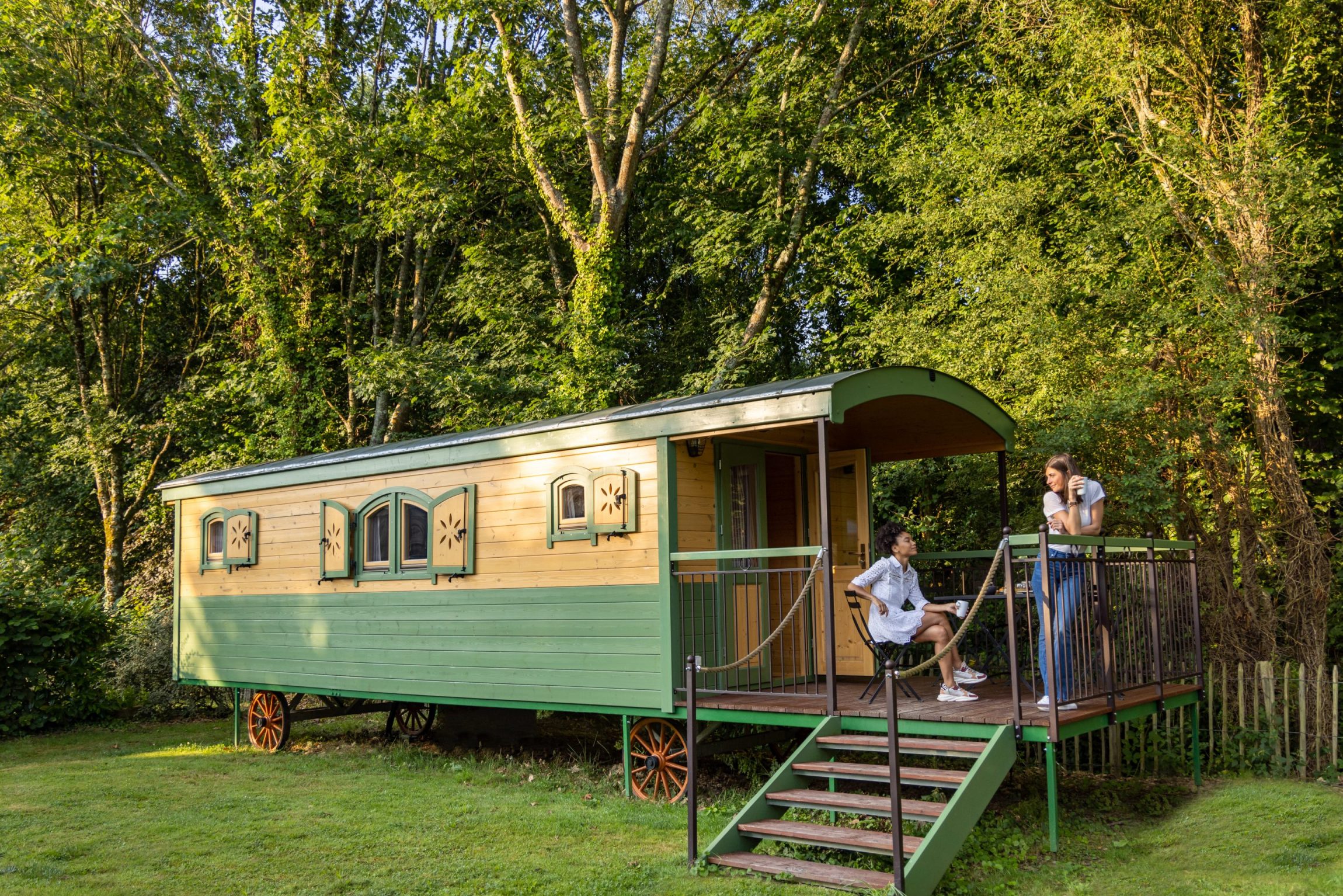 Hébergement insolite en roulotte au cœur de la forêt à La Gacilly, espace naturel paisible idéal pour un séjour en Bretagne – Destination Yves Rocher