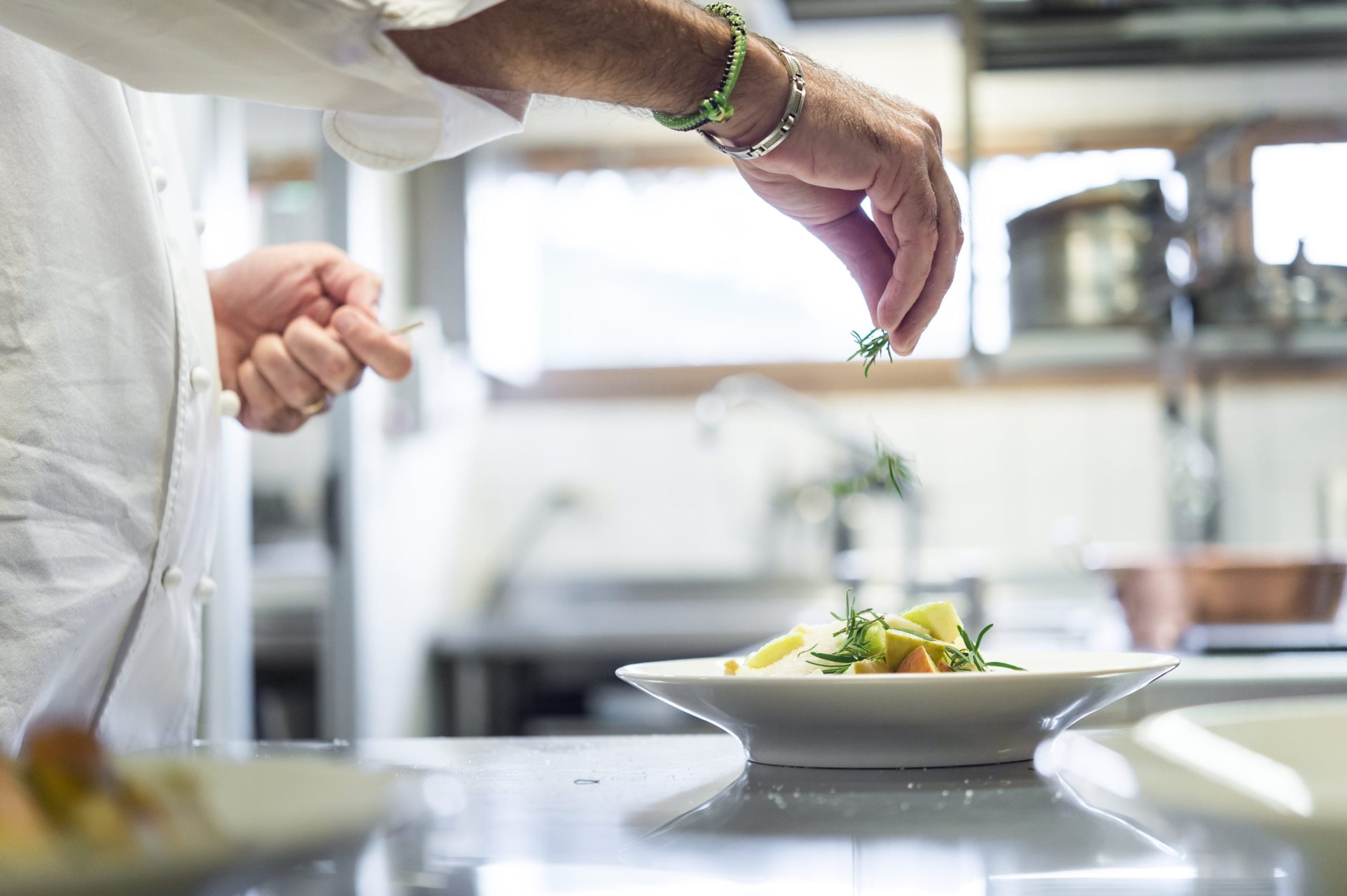Le Chef assaisonne un plat aux Jardins Sauvages